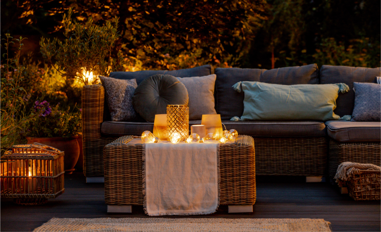 In der Sitzecke im Garten kann man einige romantische Details einbauen.